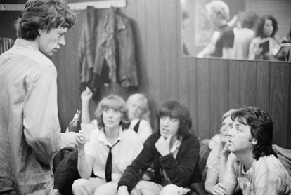 Paul and Linda McCartney (right) backstage with Mick Jagger (left) and Bill Wyman (centre) at a Rolling Stones concert at The Palladium, New York City, 19th June 1978. 