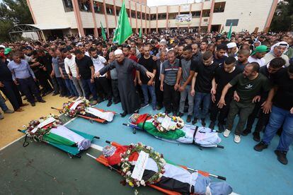 Dozens of people attend the funeral of four Palestinians who died in clashes with Israeli settlers in the village of Qusra (West Bank), this Thursday.