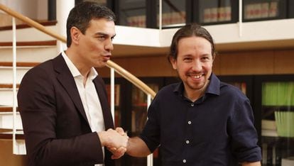 Pedro Sánchez and Pablo Iglesias shake hands after beginning their talks on Wednesday.