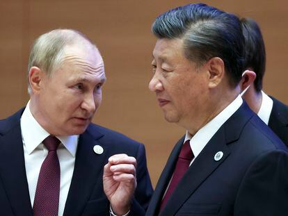 Russian President Vladimir Putin, left, gestures while speaking to Chinese President Xi Jinping during the Shanghai Cooperation Organization (SCO) summit in Samarkand, Uzbekistan, Sept. 16, 2022.
