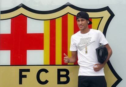 Brazilian soccer player Neymar poses for the media in front of Barcelona&#039;s offices, close to Camp Nou stadium in Barcelona June 3, 2013.