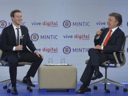 Zuckerberg and Juan Manuel Santos in Bogot&aacute; on Wednesday.