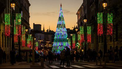 Luces de Navidad a primeros de diciembre, en el centro de Madrid.