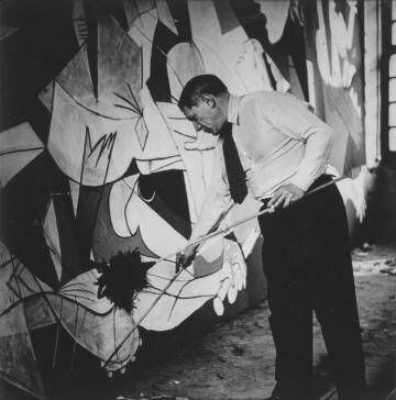 Pablo Picasso photographed by Dora Maar painting Guernica en 1937 in Paris.
