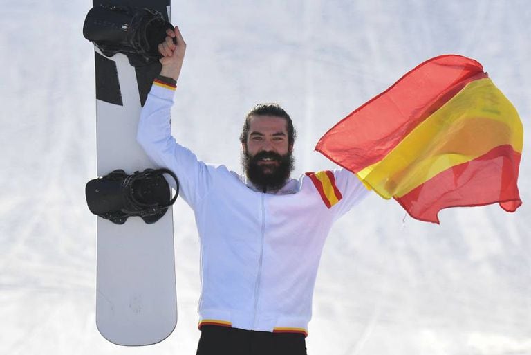 Regino Hernández celebrates with the bronze.