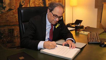 Quim Torra signs the appointment of the new ministers.