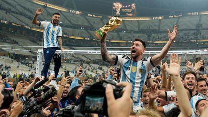 Lionel Messi levantando la copa del mundo