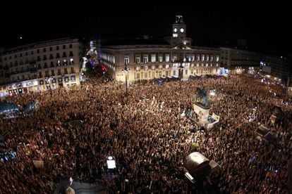15-M protestors held a &quot;silent scream&quot; for a minute at midnight in Madrid&#039;s Puerta del Sol square.