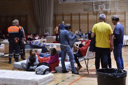 Members of the public in the Manacor sports center after the rainfall in Sant Llorenç des Cardassar.