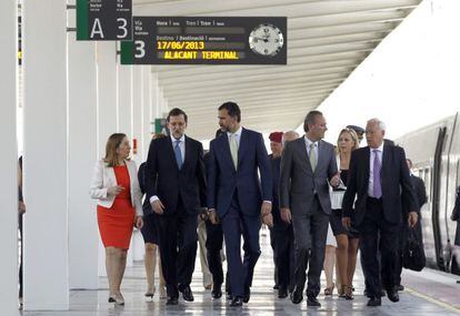 Prince Felipe (c), accompanied by Prime Minister Mariano Rajoy (l) and Public Works Minister Ana Pastor on the AVE platform in Alicante.