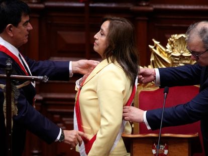 Dina Boluarte recibe la banda presidencial en su juramento ante el Congreso como nueva presidenta de Perú