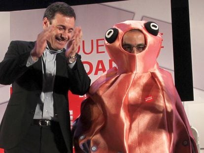 Madrid Socialist Party secretary Tomás Gómez with Carlos Carpio in his octopus costume during the 2011 campaign.