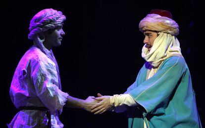 Miquel Fern&aacute;ndez (left) plays the role of a bedouin in search of his dream horse.