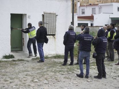 A recent police search of a smugglers’ safe house in La Línea de la Concepción.