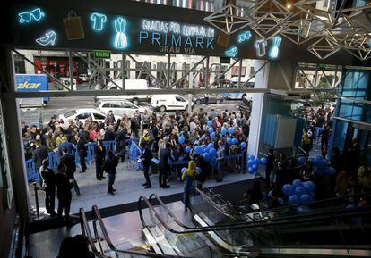 The opening of the Primark store on Madrid's Gran Vía attracted large numbers of people.