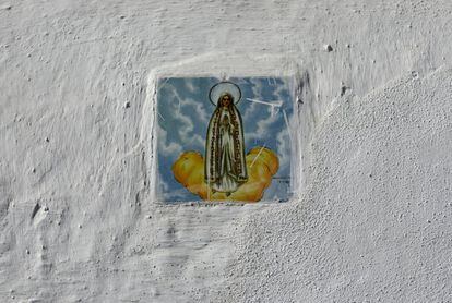 A colored tile showing the Vírgen of Fátima on a house in the white village of Arcos de la Frontera. Such tiles are typical of the region.