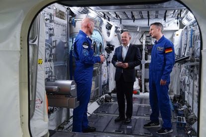 Chancellor Olaf Scholz (center) with German astronauts Alexander Gerst and Matthias Maurer during a visit to the European Space Agency in Cologne on Friday.