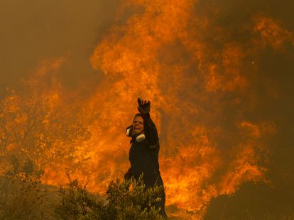 A firefighter surrounded by flames in a wildfire in Hasia, near Athens, Greece, this Tuesday.
