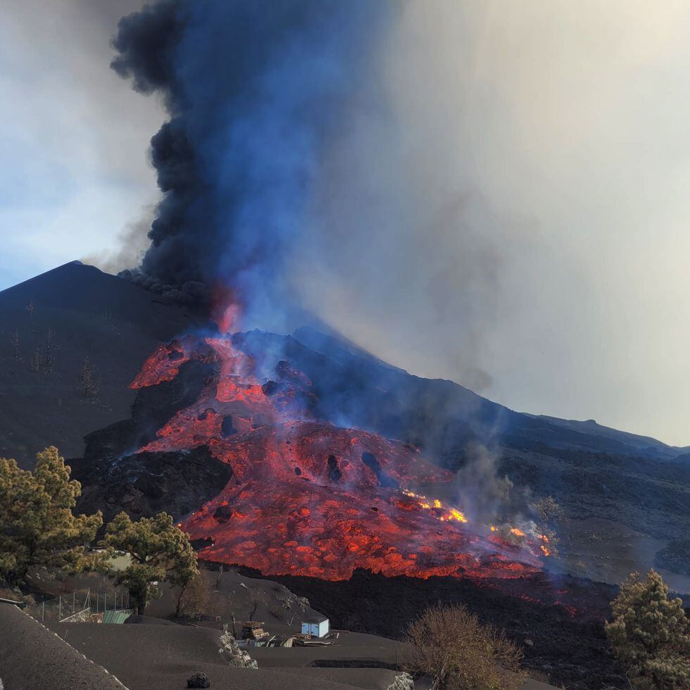 Cumbre Vieja Volcano New Surge In Lava Flow Fuels Fears Of Further Destruction In Spain S La Palma Spain El Pais English Edition