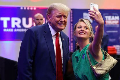Former U.S. President and Republican presidential candidate Donald Trump takes a picture with an attendee at the Republican Party of Iowa's Lincoln Day Dinner in Des Moines, Iowa, U.S., July 28, 2023.