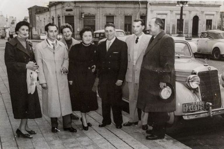 Bernhardt with his hat in his hand and Diego Álvarez in a white suit.