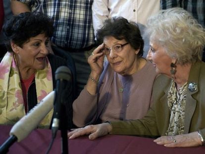 María Assof de Domínguez and Angelina Catterino, the grandmothers of the 117th missing child recovered with Estela de Carlotto, president of Grandmothers of Plaza de Mayo during a press conference on Monday.