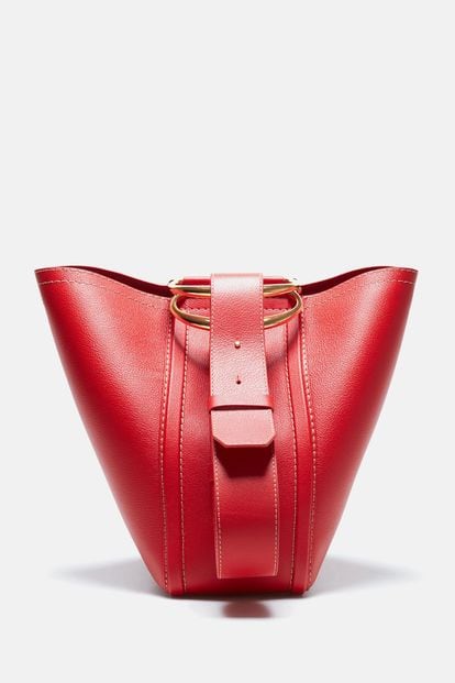 The Charro Insignia Hobo bag by CH Carolina Herrera is one of the brand’s most iconic pieces. Its large golden rings and contrasting stitching make this all-terrain bag stand out. €1,320/$1,915.

