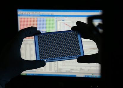 A researcher performs a PCR test at the Severo Ochoa Center for Molecular Biology in Madrid.
