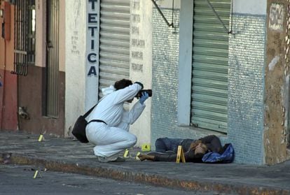 A forensics photographer at a crime scene in Cuernavaca, Morelos.