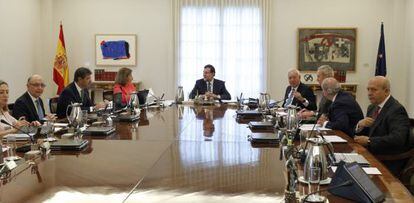 Rajoy (c) presides over Monday’s extraordinary Cabinet meeting.
