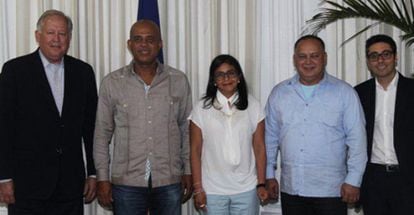 From left: Thomas Shannon, Haitian President Michell Martelly, Delcy Rodríguez, Diosdado Cabello, and an unidentified official.