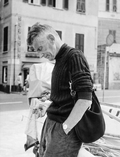 The playwright and poet Samuel Beckett, with a Gucci bag on his shoulder, in 1971.