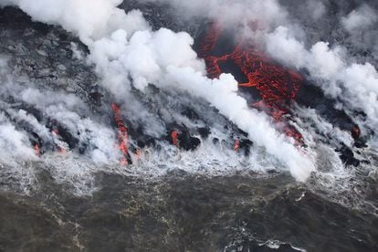 Lava from Kilauea volcano in Hawái reaches Isaac Hale Beach Park on August 5, 2018.