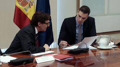 Pedro Sánchez and Health Minister Salvador Illa during the conference call on Sunday.