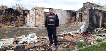 Volodímir Stekhun, in front of his bombed house in Sukachi (Ukraine).
