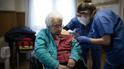 Nurses vaccinating a resident of a senior home in Barcelona on Friday.