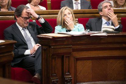Catalan Premier Artur Mas (left) will have to replace his deputy Joana Ortega (next to him) due to the breakup of the ruling bloc CiU.