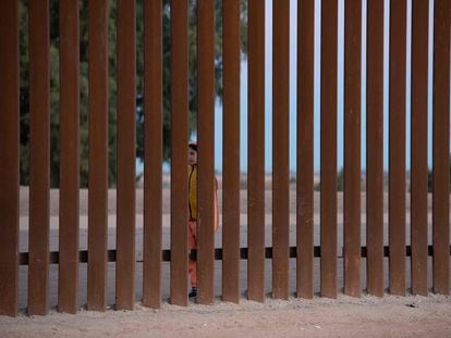 A young migrant on the border between Mexico and the United States, near Yuma (Arizona).