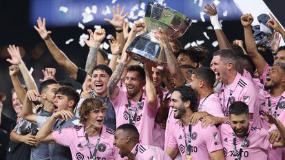 Lionel Messi #10 of Inter Miami hoist the trophy with his teammates after defeating the Nashville SC to win the Leagues Cup 2023 final match between Inter Miami CF and Nashville SC at Geodis Park on August 19, 2023 in Nashville, Tennessee.