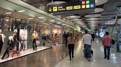 The shopping area of the Adolfo Suárez airport en route to passenger boarding gates. 