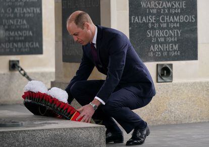 The Prince of Wales lay a wreath at the Tomb of the Unknown Soldier, a monument dedicated to Polish soldiers who lost their lives in conflict, in Warsaw on March 23, 2023.