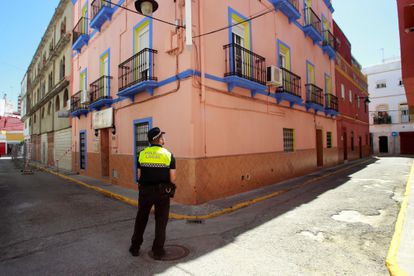 A local police officer outside a hostel in Algeciras, Cádiz, where 17 people are quarantined after a coronavirus outbreak was detected there.