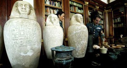 The Civil Guard shows off the seized Egyptian pieces.