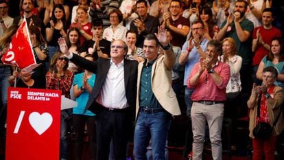 Acting PM Pedro Sánchez supports the Socialist nominee to the Madrid region, Ángel Gabilondo.