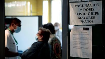 The Valencia region offers older residents the possibility of getting immunized against the flu and Covid-19 on the same day.