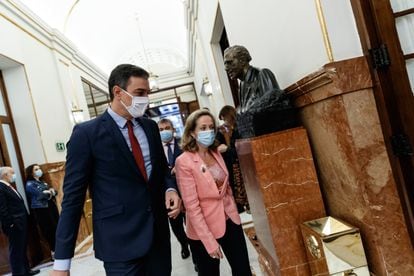 Spanish Prime Minister Pedro Sánchez (l) and Economy Minister Nadia Calviño arriving in Congress on June 17.