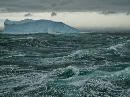 The current that surrounds Antarctica is up to 2,000 kilometers wide and moves up to 150 million cubic meters per second. Image: the Southern Ocean as seen from Australia's Davis Antarctic base.