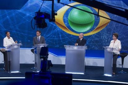 Marina Silva, Aécio Neves, the debate host and Dilma Rousseff on the set.