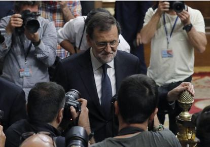 Acting Spanish PM Mariano Rajoy walks out of Congress after losing the vote.