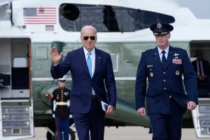 President Joe Biden, with Air Force Col. Matthew Jones, Commander, 89th Airlift Wing, walks towards Air Force One at Andrews Air Force Base, Md., Tuesday, Feb. 28, 2023, as he heads to Virginia Beach, Va., to talk about healthcare.